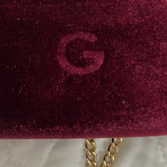 Guess Women’s Burgandy evening purse with chain strap and metal front snap. - Picture 6 of 10